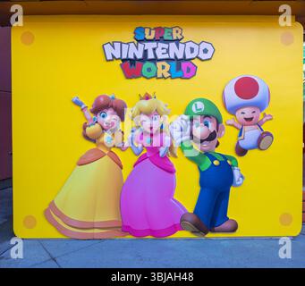 Orlando, Floride, États-Unis, 13 mai 2025. Les personnages emblématiques de Nintendo accueillent les visiteurs à Super Nintendo World, où la magie du jeu prend vie. Banque D'Images