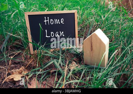 Tableau noir avec les mots prêt à la maison écrit dessus est placé sur le sol à côté Banque D'Images