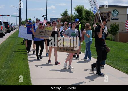 Lenexa, Kansas, États-Unis - 14 juin 2025 : manifestation No Kings dans le comté de Johnson, KS sur la 87th St, près de la I-435 Banque D'Images