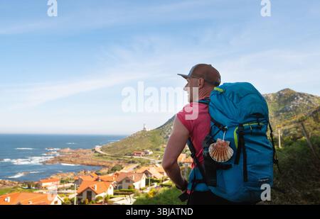 Comme paysage de village Marinas sur la côte atlantique espagnole avec pèlerin mâle portant sac à dos sur la voie portugaise Camino. Promenade inspirante sur le célèbre Camino d Banque D'Images