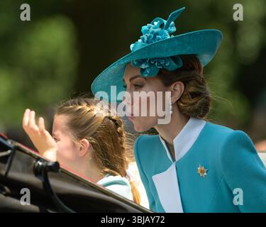14 juin 2025, Londres, Royaume-Uni. Les royaux quittent Buckingham Palace et voyagent le long du Mall to Horse Guards Parade pour assister à Trooping the Colour, un événement annuel qui a marqué l'anniversaire officiel du monarque depuis le règne du roi George III la princesse Catherine, la princesse de Galles est rejoint dans sa calèche par ses enfants le prince George, la princesse Charlotte et le prince Louis. Banque D'Images