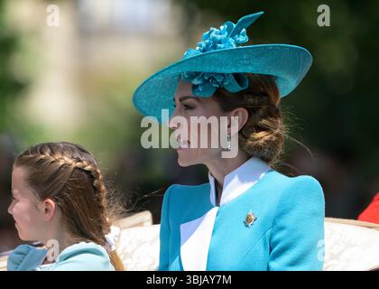 14 juin 2025, Londres, Royaume-Uni. Les royaux quittent Buckingham Palace et voyagent le long du Mall to Horse Guards Parade pour assister à Trooping the Colour, un événement annuel qui a marqué l'anniversaire officiel du monarque depuis le règne du roi George III la princesse Catherine, la princesse de Galles est rejoint dans sa calèche par ses enfants le prince George, la princesse Charlotte et le prince Louis. Banque D'Images