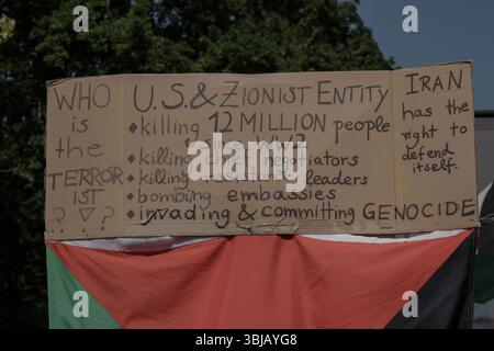 Berlin, Berlin, Allemagne. 14 juin 2025. Les manifestants pro-Palestine sont descendus dans les rues de Berlin pour protester contre l'attaque israélienne contre l'Iran. (Crédit image : © Gaby Schuetze/ZUMA Press Wire) USAGE ÉDITORIAL SEULEMENT ! Non destiné à UN USAGE commercial ! Banque D'Images