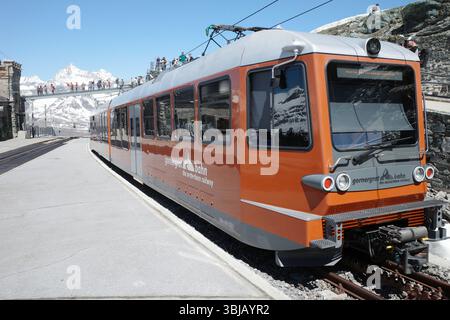 Zermatt, Suisse. 30 mai 2025. La ligne de chemin de fer Matterhorn Gornergrat. Il est arrivé à la gare de Gornergrat. Il y a des touristes autour. Banque D'Images