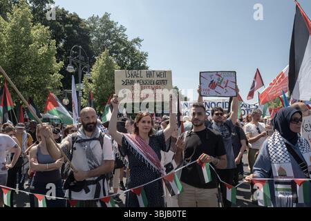 Berlin, Berlin, Allemagne. 14 juin 2025. Les manifestants pro-Palestine sont descendus dans les rues de Berlin pour protester contre l'attaque israélienne contre l'Iran. (Crédit image : © Gaby Schuetze/ZUMA Press Wire) USAGE ÉDITORIAL SEULEMENT ! Non destiné à UN USAGE commercial ! Banque D'Images