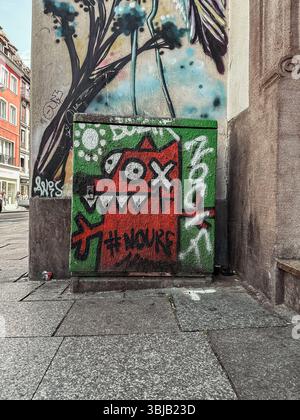 Strasbourg, France - 26 juillet 2024 - chien rouge peint sur panneau électrique de rue dans le style graffiti Banque D'Images