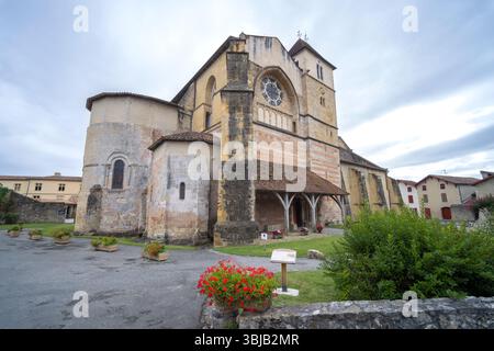 L'imposante église abbatiale Saint Jean Baptiste se dresse à Sorde l'Abbaye, un témoignage de sa riche histoire et de sa grandeur architecturale Banque D'Images