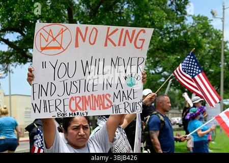 14 juin 2025 : rassemblement de protestation No Kings le 14 juin 2025 dans les bâtiments du comté de League City à League City, Texas. (Crédit image : © Tom Walko/ZUMA Press Wire) USAGE ÉDITORIAL SEULEMENT ! Non destiné à UN USAGE commercial ! Banque D'Images