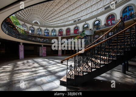 Intérieur de Leeds Corn Exchange dans le centre-ville Banque D'Images