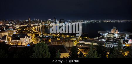 Vue panoramique de la ville de Bakou depuis le point culminant la nuit Banque D'Images