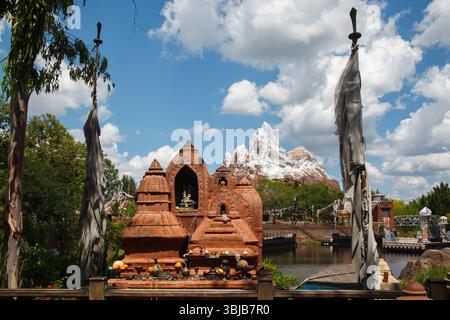Le temple népalais et le mont Everest dans animal Kingdom, Disney World, Bay Lake, Floride, États-Unis Banque D'Images