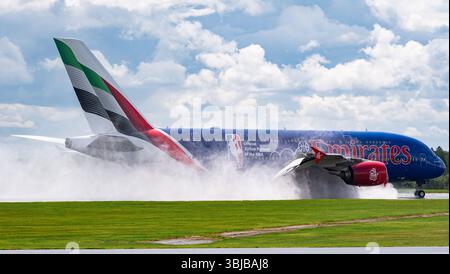Manchester, Royaume-Uni, samedi 14 juin 2025 ; une livrée Airbus A380-861 « partenaire aérien officiel de la NBA », immatriculée A6-EOD, d'Emirates Airlines, atterrit à l'aéroport de Manchester, au départ de l'aéroport international de Dubaï (DXB), Émirats arabes Unis sous le nom d'EK017. L'avion a atterri après qu'une forte pluie ait frappé l'aéroport, et est orné d'une livrée spéciale commémorant Emirates Airlines en tant que 'partenaire aérien officiel de la NBA (National Basketball Association). Crédit JTW Aviation images / Alamy Live News. Banque D'Images
