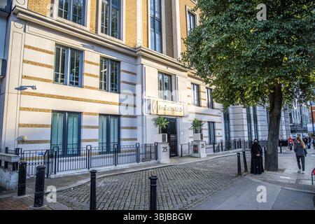 Londres, Royaume-Uni- 19 août 2023 : vue extérieure de la banque Emirates NBD, située à Knightsbridge Banque D'Images