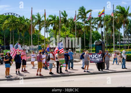 Miami, Floride, États-Unis - 14 juin 2025 : No Kings Protest Downtown Miami. Protestation contre le président Trump et la politique d'immigration Banque D'Images