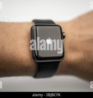 Bristol, Royaume-Uni- 31 août 2023 : L'Apple Watch est sur la main de l'homme avec le logo pomme sur l'écran. Banque D'Images