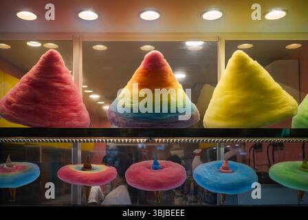 Une exposition de cônes de crème glacée entourés de barbe à papa couleur arc-en-ciel dans un magasin de bonbons japonais à Odaiba, connu pour son pont arc-en-ciel, qui est un Banque D'Images