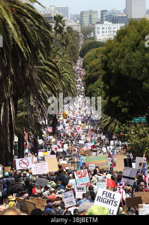 San Francisco, États-Unis. 14 juin 2025. Les manifestants défilent à San Francisco le samedi 14 juin 2025. Des manifestations « No Kings » sont organisées dans tout le pays pour contrer le défilé militaire du président Donald Trump à Washington, DC. Photo de George Nikitin/UPI crédit : UPI/Alamy Live News Banque D'Images