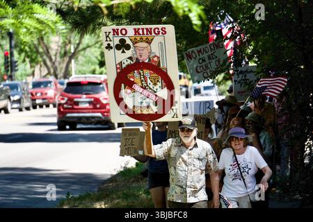 Glenwood Springs, Colorado, États-Unis. 14 juin 2025. Des milliers de manifestants se rassemblent dans le comté rural de Garfield, un district républicain des montagnes Rocheuses, pour la marche du peuple No Kings pour protester contre Trump et sa politique. Crédit : Kristin Cato/Alamy Lives News Banque D'Images