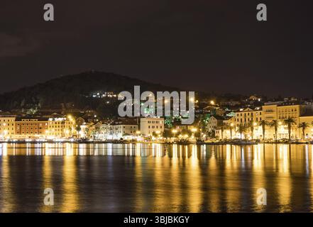 Belle vue sur la vieille ville et le parc Marjan à Split, Croatie la nuit Banque D'Images