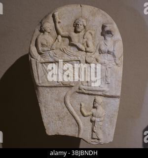 â©Udo rein, relief de pierre antique avec plusieurs personnages en scène, banquet des morts, serpent, Casa Romana, ville de Kos, Kos, Dodécanèse, Îles grecques, GRE Banque D'Images