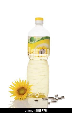 Huile de tournesol en bouteille avec des graines isolées sur fond blanc Banque D'Images