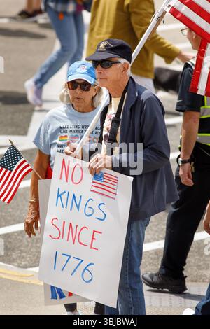 Olympia, Washington, États-Unis. 14 juin 2025. Les manifestants lors de la manifestation "No Kings" contre l'administration Trump, dans la capitale de l'État. Le panneau indique : ''PAS DE ROIS DEPUIS 1776.'' (Crédit image : © Mark Avery/ZUMA Press Wire) USAGE ÉDITORIAL SEULEMENT ! Non destiné à UN USAGE commercial ! Banque D'Images