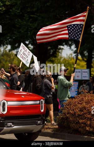 Olympia, Washington, États-Unis. 14 juin 2025. Les manifestants lors de la manifestation "No Kings" contre l'administration Trump, dans la capitale de l'État. (Crédit image : © Mark Avery/ZUMA Press Wire) USAGE ÉDITORIAL SEULEMENT ! Non destiné à UN USAGE commercial ! Banque D'Images