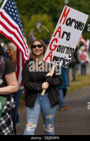 Olympia, Washington, États-Unis. 14 juin 2025. Les manifestants lors de la manifestation "No Kings" contre l'administration Trump, dans la capitale de l'État. Le panneau indique : ''les crétins gouvernent l'Amérique.'' (Crédit image : © Mark Avery/ZUMA Press Wire) USAGE ÉDITORIAL SEULEMENT ! Non destiné à UN USAGE commercial ! Banque D'Images