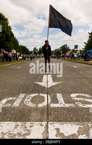 Olympia, Washington, États-Unis. 14 juin 2025. Les manifestants lors de la manifestation "No Kings" contre l'administration Trump, dans la capitale de l'État. (Crédit image : © Mark Avery/ZUMA Press Wire) USAGE ÉDITORIAL SEULEMENT ! Non destiné à UN USAGE commercial ! Banque D'Images