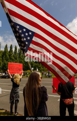 Olympia, Washington, États-Unis. 14 juin 2025. Les manifestants lors de la manifestation "No Kings" contre l'administration Trump, dans la capitale de l'État. (Crédit image : © Mark Avery/ZUMA Press Wire) USAGE ÉDITORIAL SEULEMENT ! Non destiné à UN USAGE commercial ! Banque D'Images