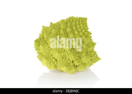 Brocoli Romanesco isolé sur fond blanc. Manger des légumes sains Banque D'Images