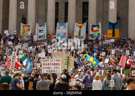 Olympia, Washington, États-Unis. 14 juin 2025. Les manifestants lors de la manifestation "No Kings" contre l'administration Trump, dans la capitale de l'État. Le signe indique : ''RÉSISTER''. (Crédit image : © Mark Avery/ZUMA Press Wire) USAGE ÉDITORIAL SEULEMENT ! Non destiné à UN USAGE commercial ! Banque D'Images