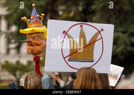 Olympia, Washington, États-Unis. 14 juin 2025. Les manifestants lors de la manifestation "No Kings" contre l'administration Trump, dans la capitale de l'État. (Crédit image : © Mark Avery/ZUMA Press Wire) USAGE ÉDITORIAL SEULEMENT ! Non destiné à UN USAGE commercial ! Banque D'Images