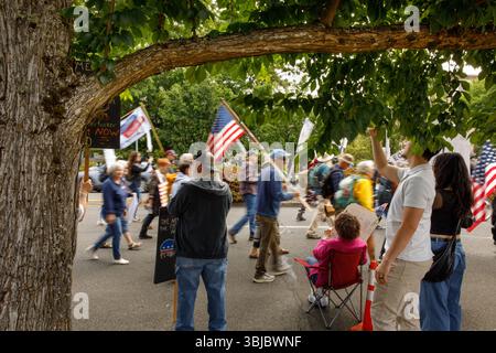 Olympia, Washington, États-Unis. 14 juin 2025. Les manifestants lors de la manifestation "No Kings" contre l'administration Trump, dans la capitale de l'État. (Crédit image : © Mark Avery/ZUMA Press Wire) USAGE ÉDITORIAL SEULEMENT ! Non destiné à UN USAGE commercial ! Banque D'Images