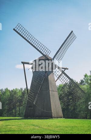 Vieux moulin à vent estonien sur la colline Banque D'Images