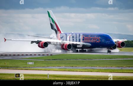 Manchester, Royaume-Uni, samedi 14 juin 2025 ; une livrée Airbus A380-861 « partenaire aérien officiel de la NBA », immatriculée A6-EOD, d'Emirates Airlines, atterrit à l'aéroport de Manchester, au départ de l'aéroport international de Dubaï (DXB), Émirats arabes Unis sous le nom d'EK017. L'avion a atterri après qu'une forte pluie ait frappé l'aéroport, et est orné d'une livrée spéciale commémorant Emirates Airlines en tant que 'partenaire aérien officiel de la NBA (National Basketball Association). Crédit JTW Aviation images / Alamy Live News. Banque D'Images