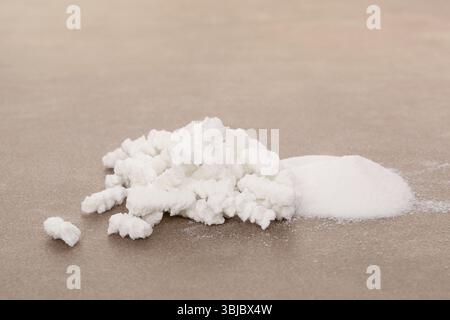 Deux tas de poudre de bicarbonate de soude et de granulés se referment Banque D'Images