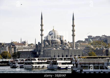 Vue sur la mosquée Yeni valide et les bateaux de ferry et d'excursion la mosquée Yeni valide, mieux connue sous le nom de Nouvelle mosquée, est située à côté de la Galata Banque D'Images