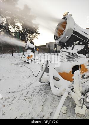 Canons à neige mobiles pour la production de neige artificielle Banque D'Images