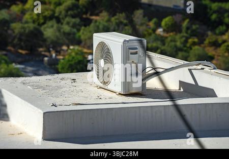 Climatisation sur le toit de la maison Banque D'Images