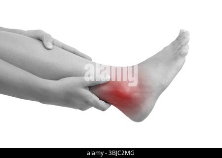 Entorse de la cheville, blessures musculaires et tension musculaire. Main féminine tenant la jambe avec la zone de douleur mise en évidence isolé sur fond blanc Banque D'Images