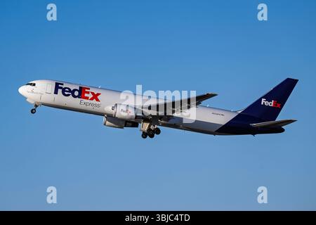 Sky Harbor Airport 6-14-2025 Phoenix AZ États-Unis FedEx Express Boeing 767-300F N256FE départ de la piste 7L à Phoenix Sky Harbor Intl. Aéroport. Banque D'Images