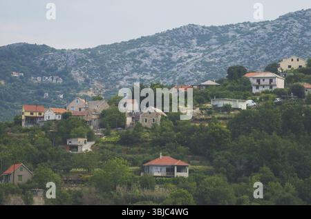 Vieux village construit dans les montagnes en Croatie Banque D'Images
