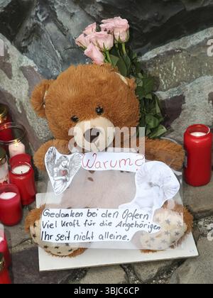 Vue de la place commémorative de la Johanniskirche Magdeburg où les personnes affectées et en deuil déposent des fleurs, des bougies et des ours en peluche sur le 21 Decembe Banque D'Images