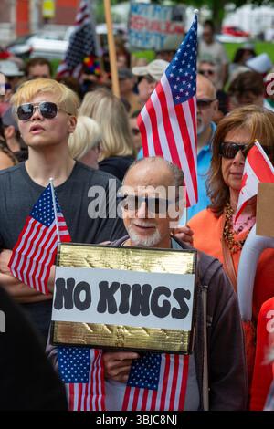 Detroit, Michigan, États-Unis. 14 juin 2025. Des milliers de personnes se sont rassemblées pour un rassemblement « No Kings », protestant contre les actions du président Trump contre les immigrants et contre les institutions démocratiques. Crédit : Jim West/Alamy Live News Banque D'Images