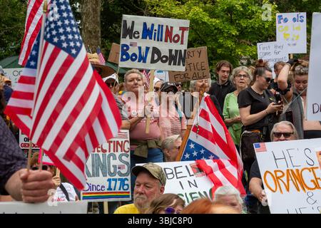 Detroit, Michigan, États-Unis. 14 juin 2025. Des milliers de personnes se sont rassemblées pour un rassemblement « No Kings », protestant contre les actions du président Trump contre les immigrants et contre les institutions démocratiques. Crédit : Jim West/Alamy Live News Banque D'Images