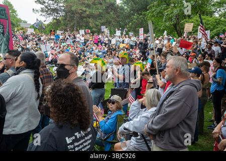 Detroit, Michigan, États-Unis. 14 juin 2025. Des milliers de personnes se sont rassemblées pour un rassemblement « No Kings », protestant contre les actions du président Trump contre les immigrants et contre les institutions démocratiques. Crédit : Jim West/Alamy Live News Banque D'Images