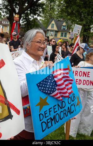 Detroit, Michigan, États-Unis. 14 juin 2025. Des milliers de personnes se sont rassemblées pour un rassemblement « No Kings », protestant contre les actions du président Trump contre les immigrants et contre les institutions démocratiques. Crédit : Jim West/Alamy Live News Banque D'Images