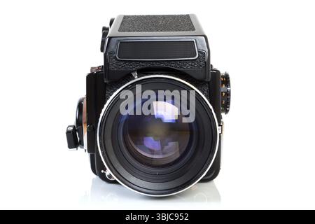 Vue avant - appareil photo reflex rétro moyen format des années soixante-dix sur fond blanc Banque D'Images