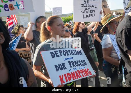 Detroit, Michigan, États-Unis. 14 juin 2025. Des milliers de personnes se sont rassemblées pour un rassemblement « No Kings », protestant contre les actions du président Trump contre les immigrants et contre les institutions démocratiques. Crédit : Jim West/Alamy Live News Banque D'Images